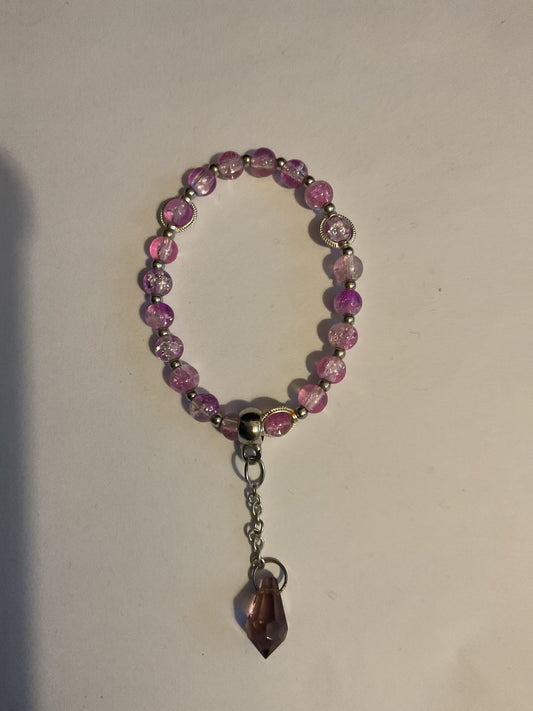 Armband elastisk nylontråd 15 cm. Med 6mm. Krackelerade lila/rosa glaspärlor.