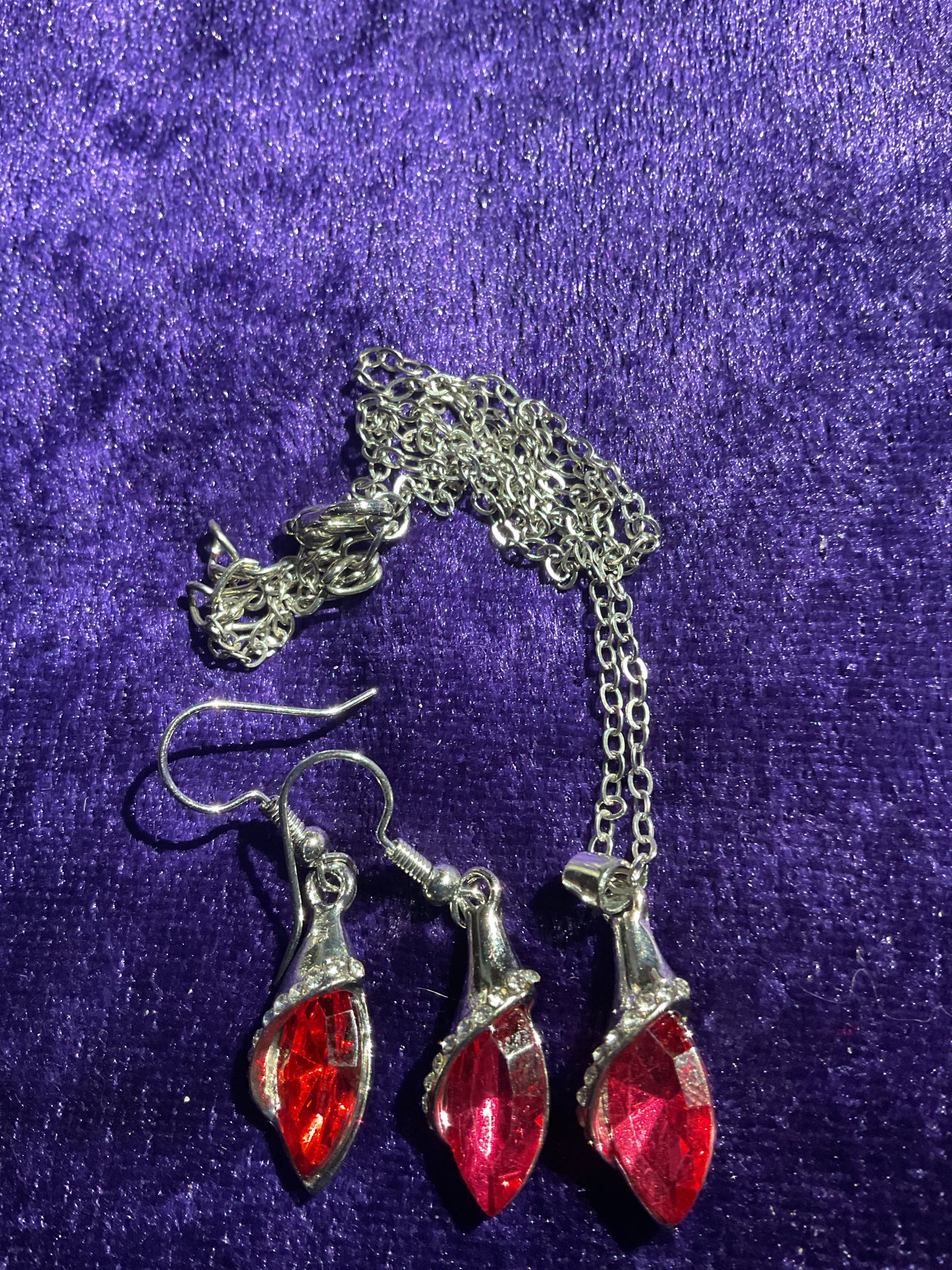Set med halsband och örhängen på rostfri metallstomme silverfärgad.