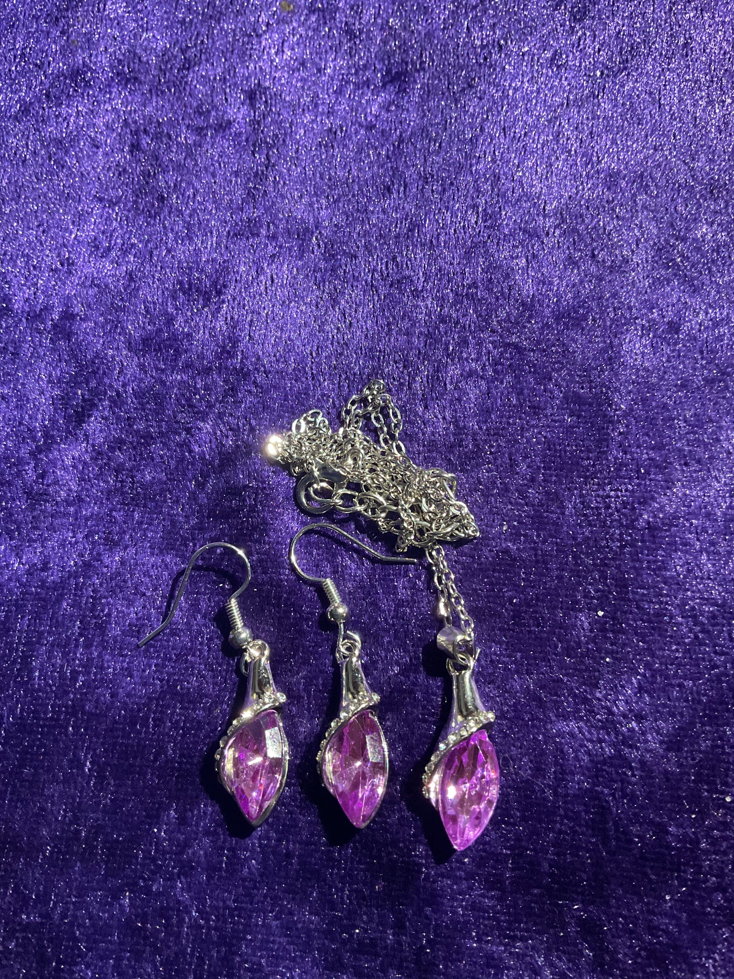 Set med halsband och örhängen.