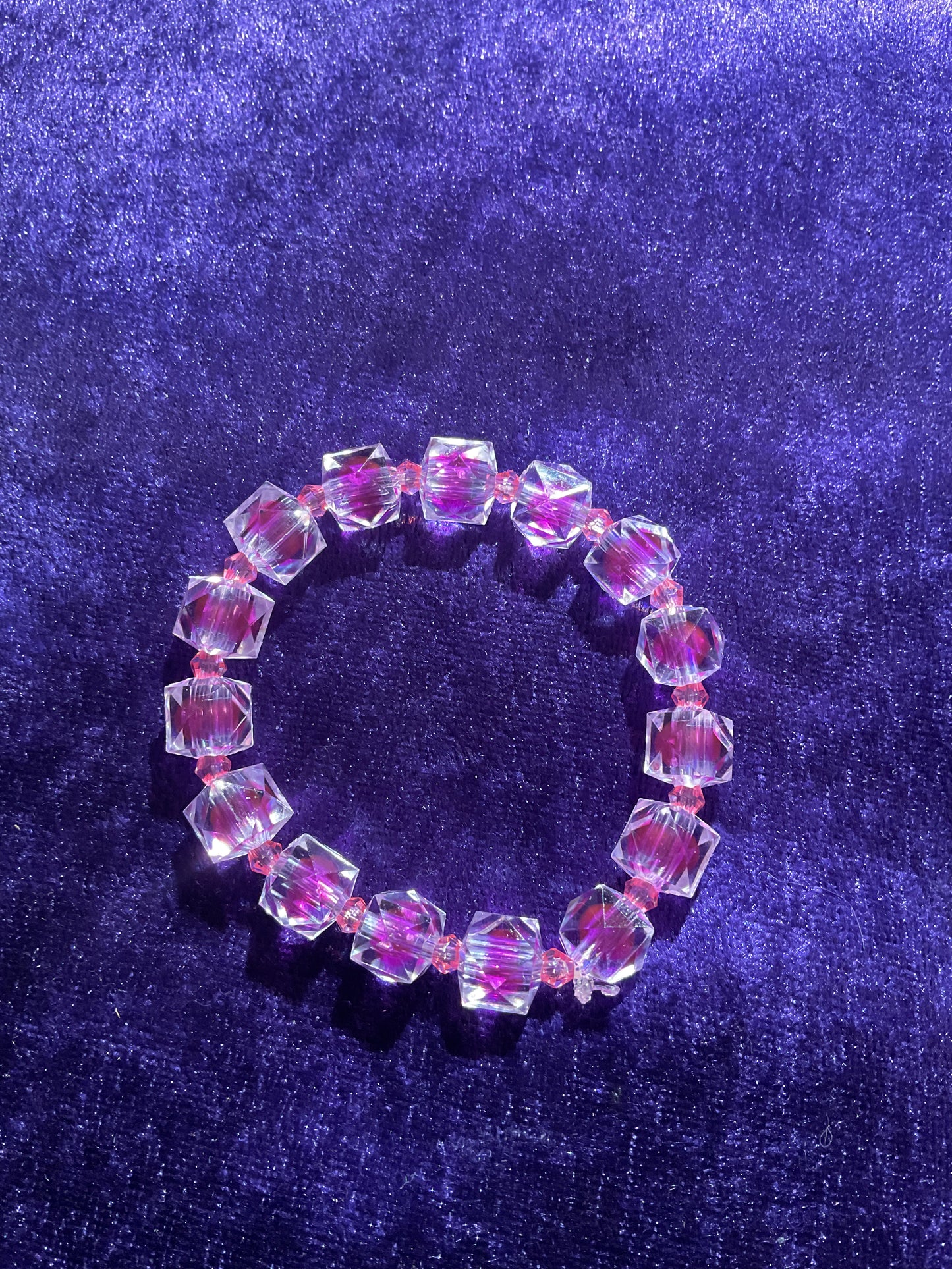 Armband glaskub lila på elastisk nylontråd från 15cm.