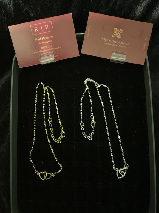 Halsband i rostfritt stål i guldfärg eller silverpläterat.