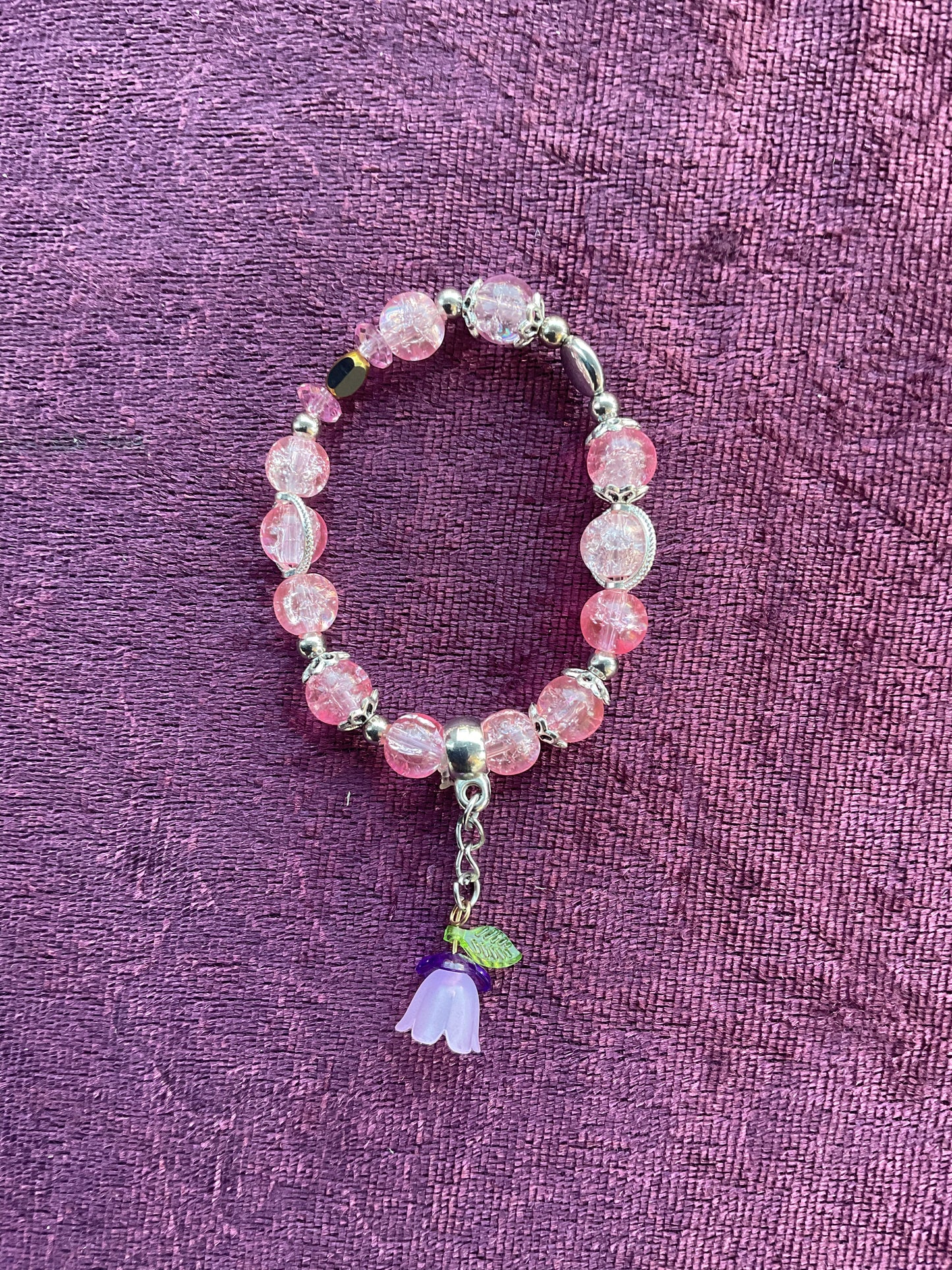 Armband elastisk nylontråd 15 cm. Med 6mm. Krackelerade lila/rosa glaspärlor.