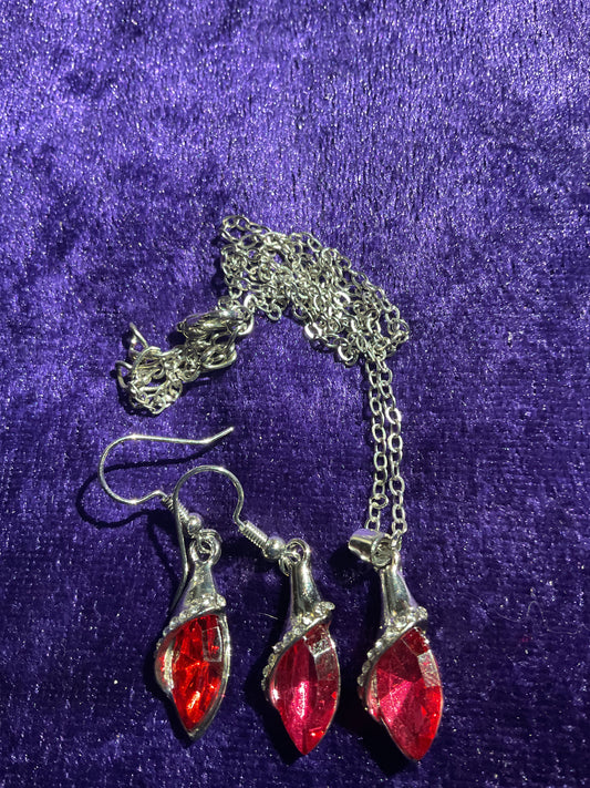 Set med halsband och örhängen på rostfri metallstomme silverfärgad.