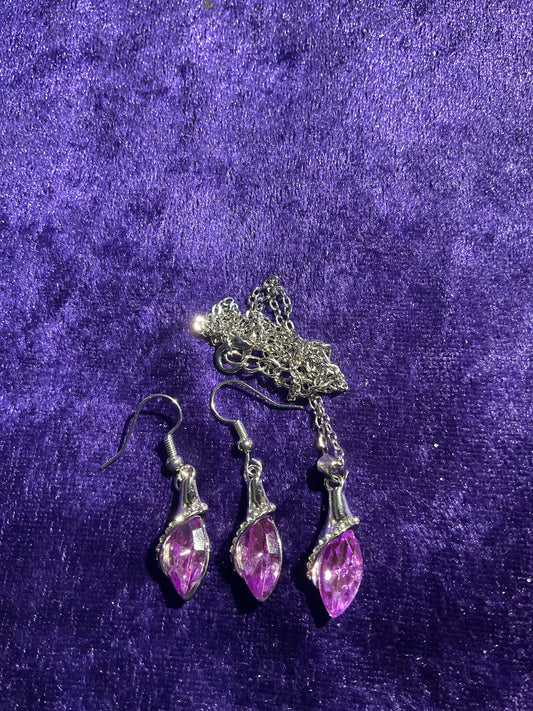 Set med halsband och örhängen.