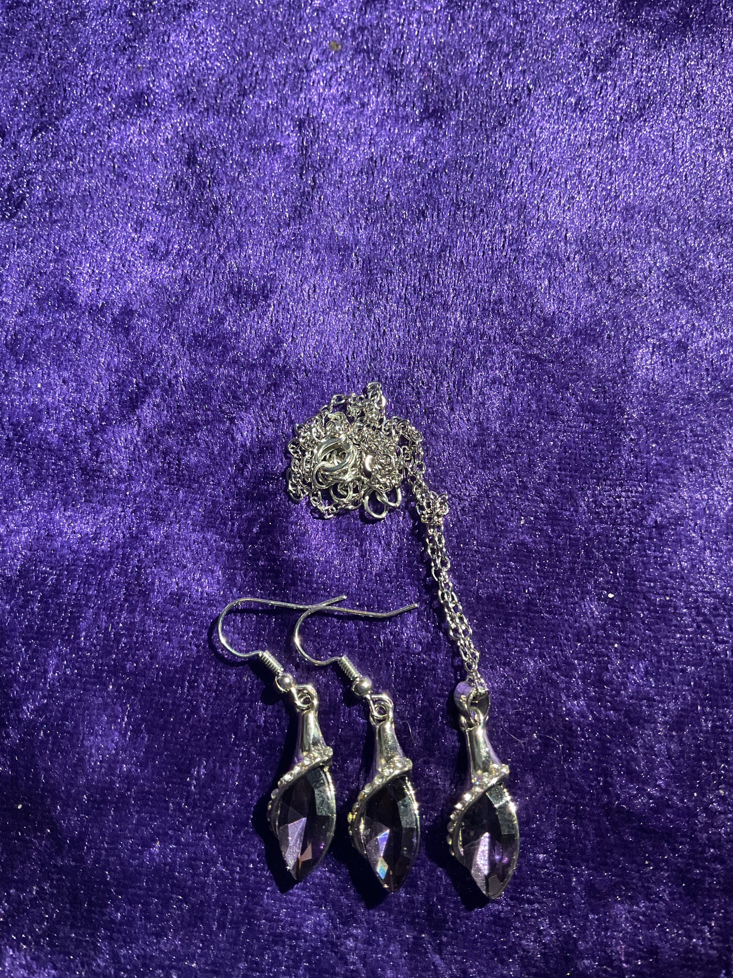 Set med halsband och örhängen.