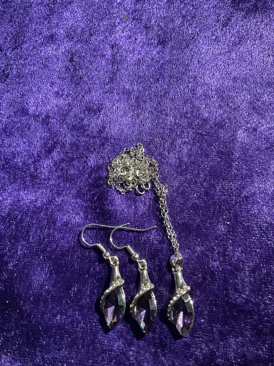 Set med halsband och örhängen.